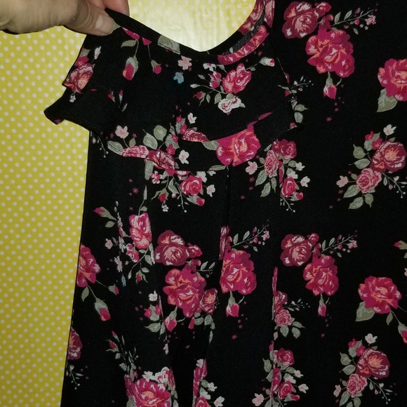 Black floral shoulder cutout blouse - Picture 8 of 9